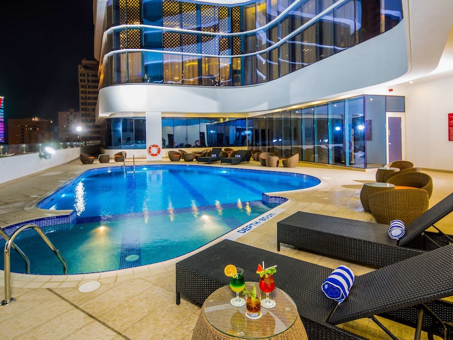 Piscina externa, espreguiçadeiras