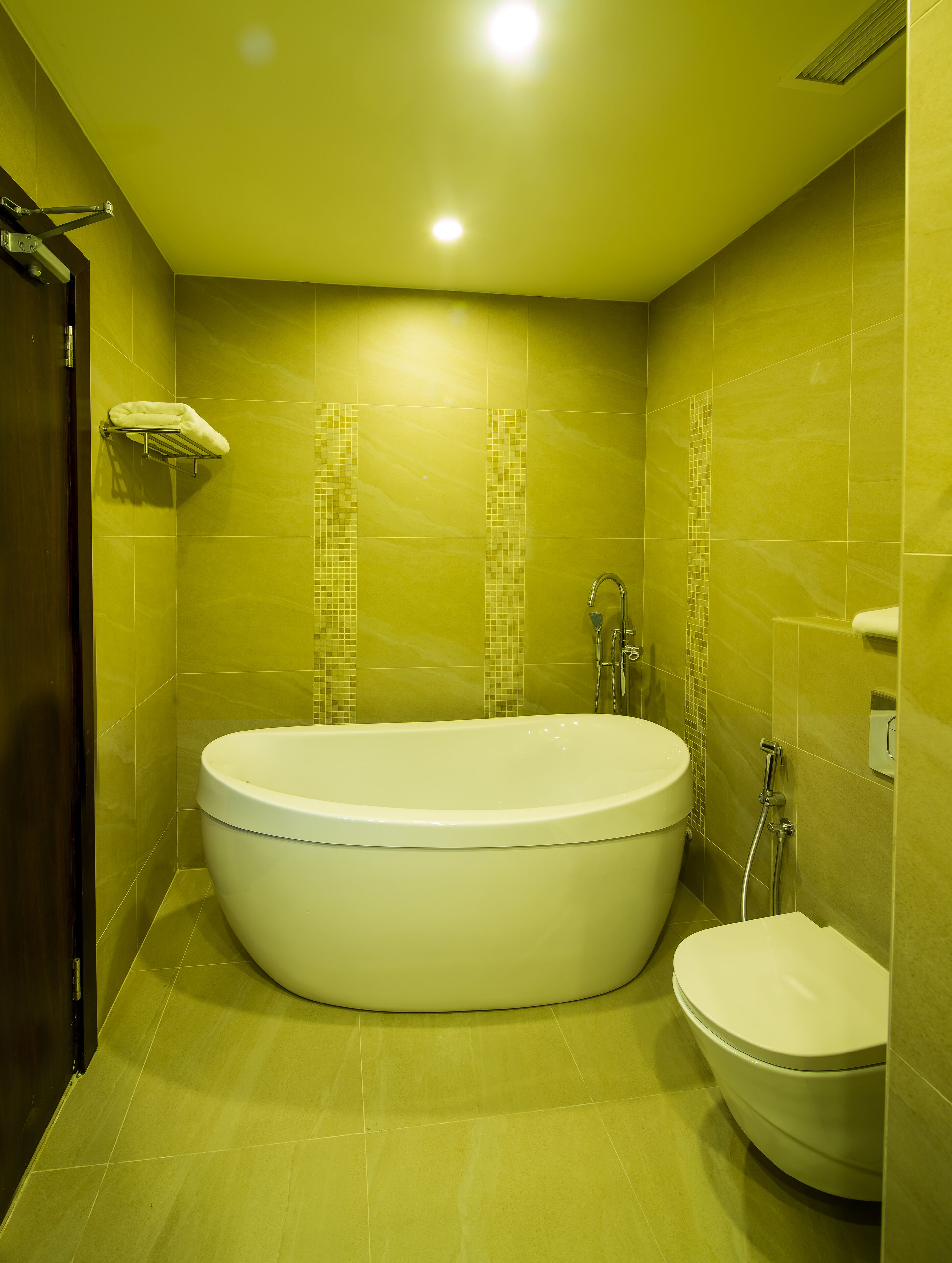 executive suite | bathroom | shower, rainfall showerhead, free toiletries, hair dryer