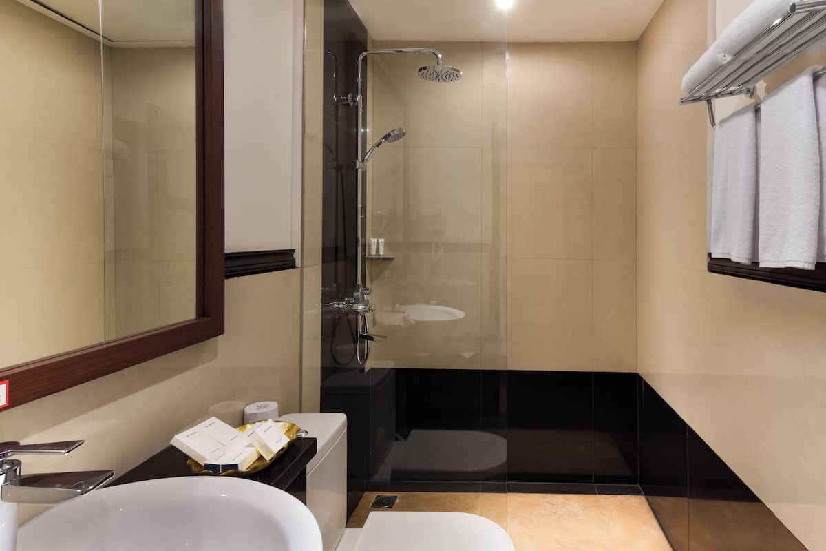 1 habitación, caja de seguridad en la habitación y escritorio