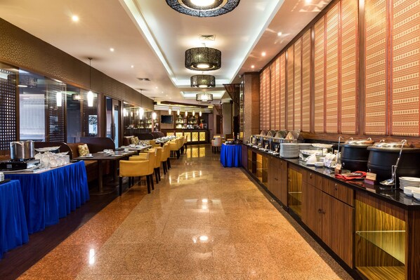 Lunch and dinner served, local and international cuisine
