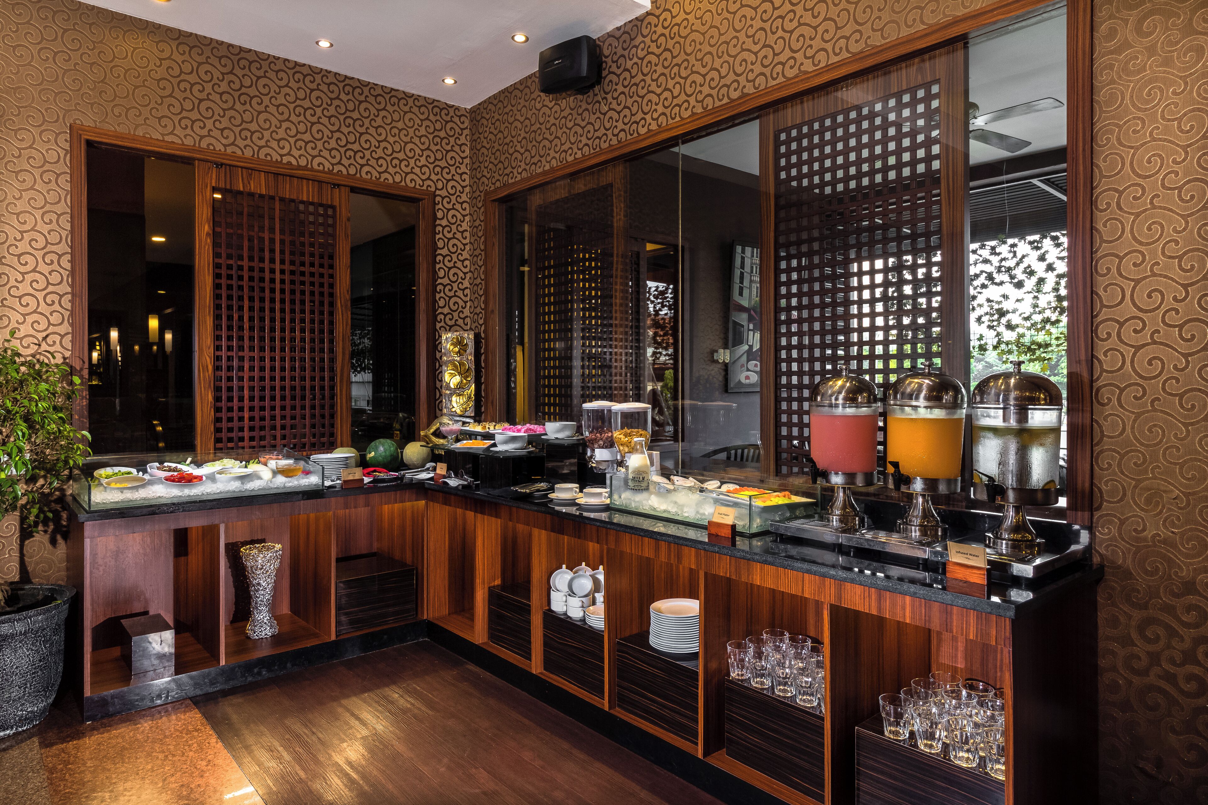 Phục vụ bữa trưa và bữa tối, món địa phương và quốc tế 