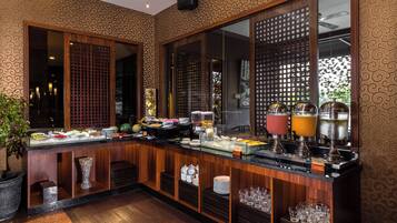 Se sirven comidas, cenas y cocina local e internacional