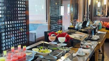 Se sirven almuerzos, cenas y cocina local e internacional