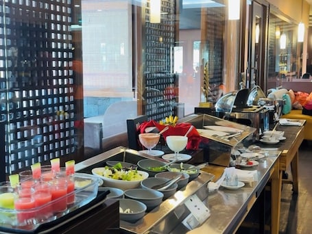 Lunch and dinner served . Best Western Senayan