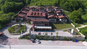 A hotel with multiple buildings, a central courtyard, and a parking area. - Abant Kartal Yuvasi Hotel (Bolu)
