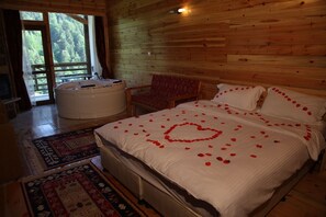 Suite, hidromasaje | Minibar, escritorio, tabla de planchar con plancha y ropa de cama