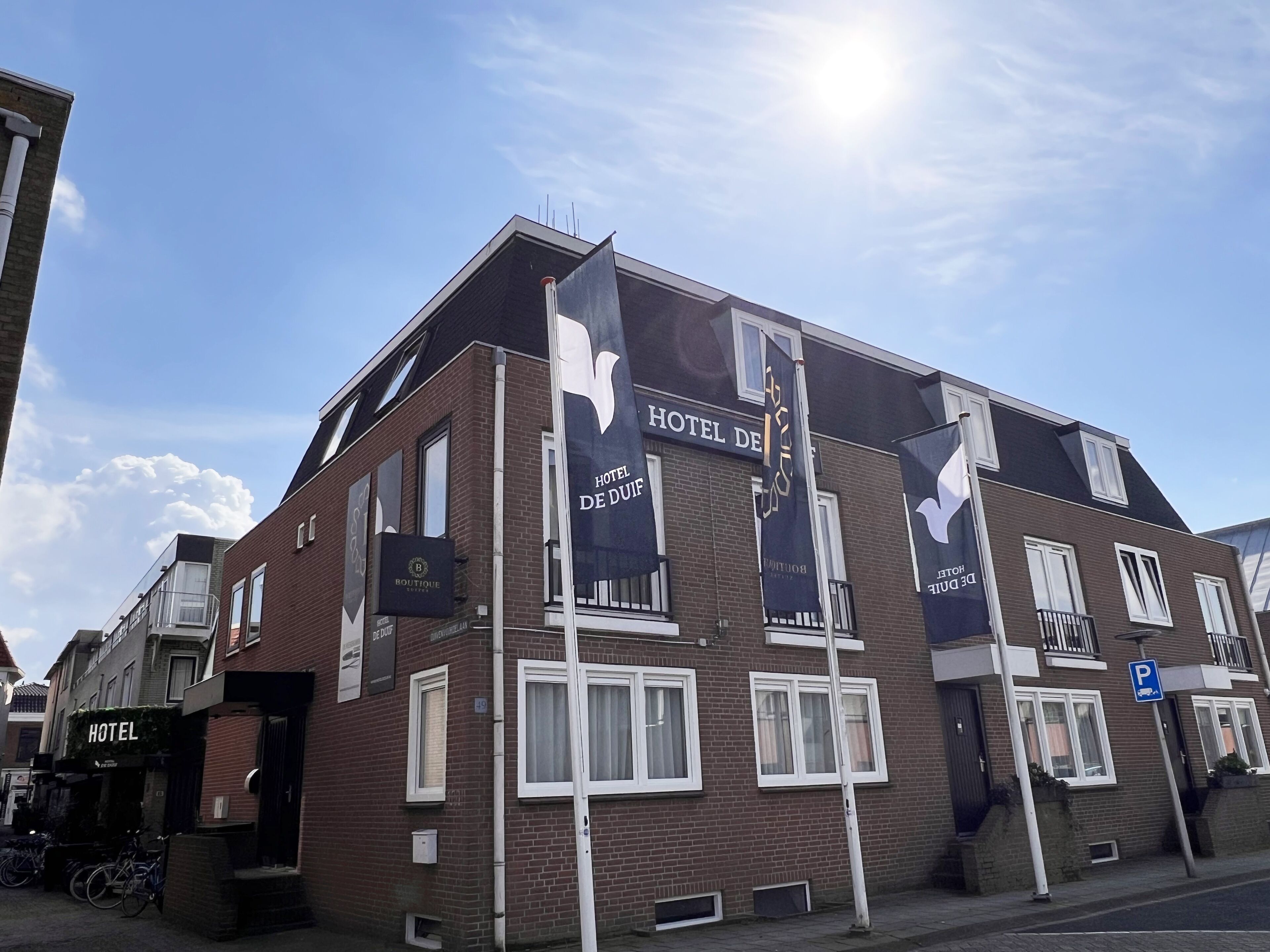 A hotel with a prominent sign reading "HOTEL DE DUF" and "HOTEL DE DUF BOUTIQUE".