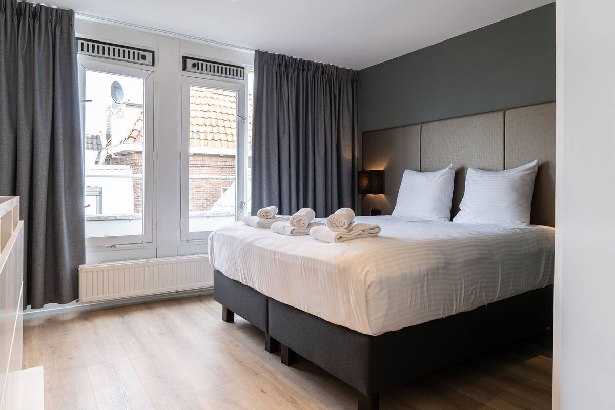Duplex Suite | Skrivebord, blendingsgardiner, wi-fi (inkludert) og sengetøy