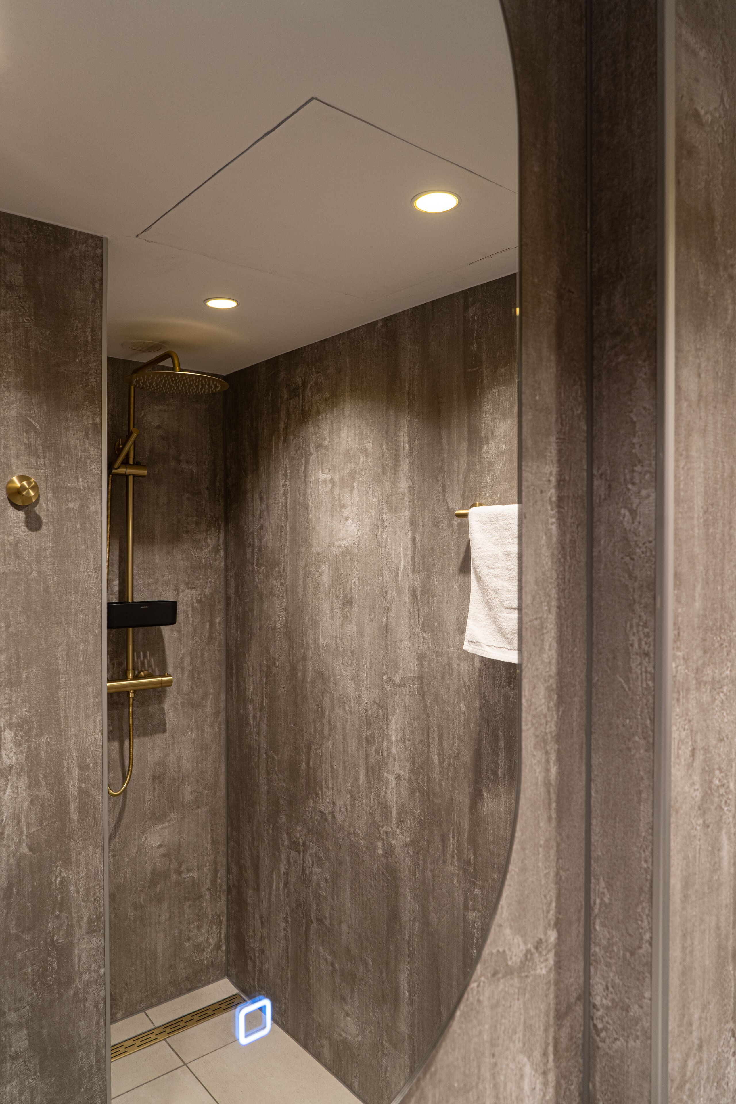 Superior Double Room | Bathroom | Shower, rainfall showerhead, free toiletries, hair dryer