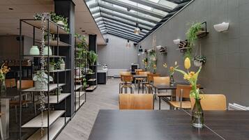 Tägliches Frühstücksbuffet (18.50 EUR pro Person)