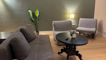 Basic-Zweibettzimmer | Wohnbereich | 40-Zoll-Flachbildfernseher mit Kabelempfang