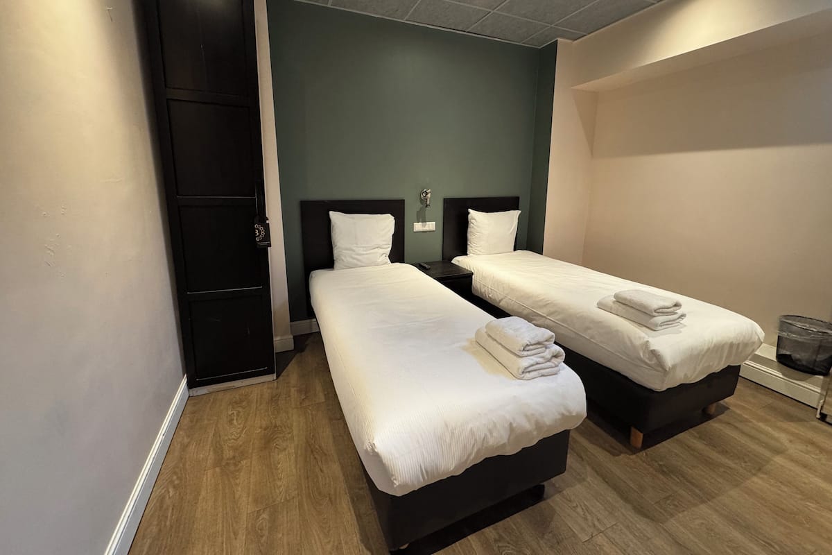 Basement Twin Room | Skrivebord, blendingsgardiner, wi-fi (inkludert) og sengetøy