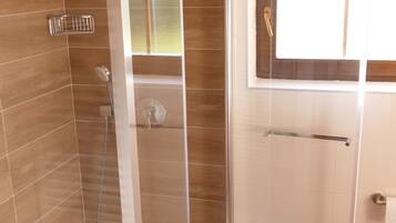 Deluxe-Dreibettzimmer | Dusche im Bad