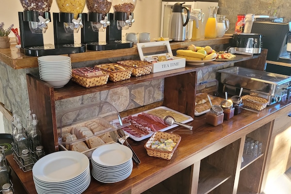 Daily continental breakfast (EUR 15 per person)