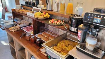 Daily continental breakfast (EUR 15 per person)