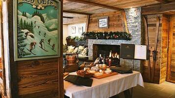 Se sirven desayunos, comidas, cenas y cocina regional