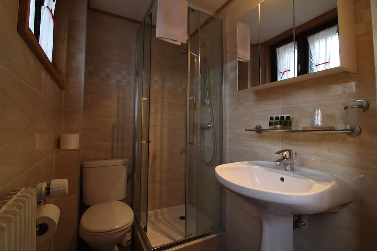 Een diep bad, een regendouche, gratis toiletartikelen, een haardroger