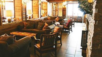 Phục vụ bữa sáng, bữa trưa, bữa tối, đặc sản vùng