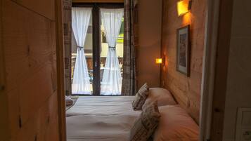 Habitación con 2 camas individuales, balcón | Sábanas de algodón egipcio y ropa de cama de alta calidad