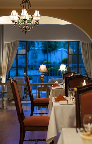 供应早餐、午餐和晚餐，本地与国际菜