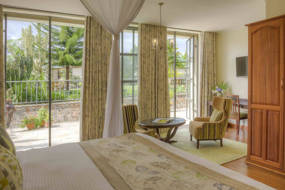 Minibar, in-room safe, desk, blackout curtains