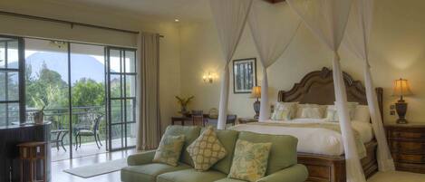 Minibar, coffres-forts dans les chambres, bureau, rideaux occultants