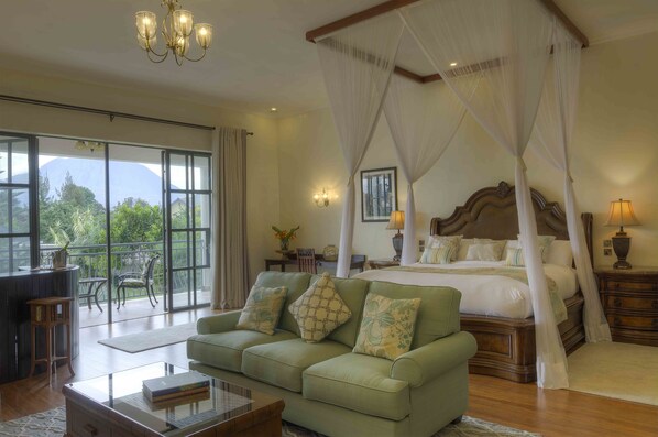 行政套房, 无烟房 | 迷你吧、客房内保险箱、办公桌、遮光窗帘