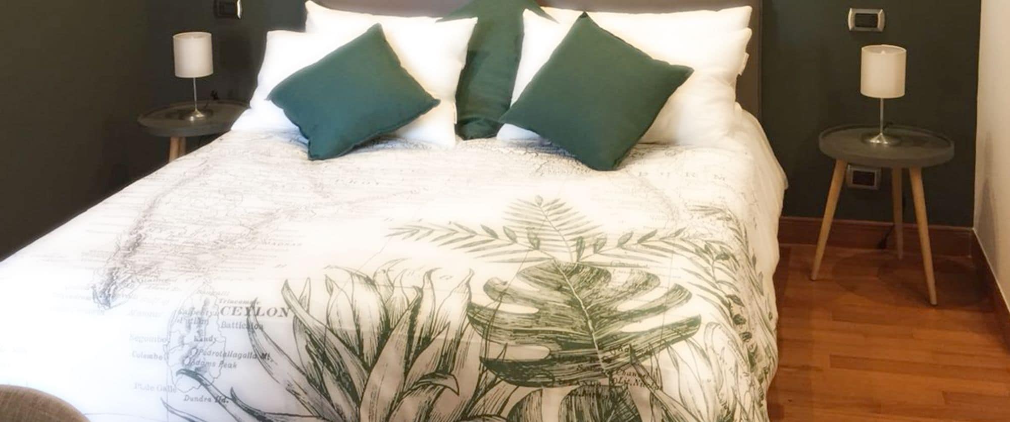 Tripla Comfort | Biancheria da letto di alta qualità, copriletto in piuma, una scrivania