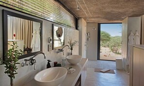 Bañera profunda y toallas