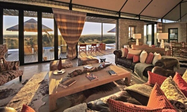 Lobby sitting area - Otjimbondona Kalahari (Windhoek)