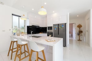Villa 14 | Private kitchen | Full-sized fridge, microwave, oven, stovetop - Villa White Orchid (Koh Samui)