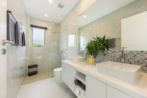 Vila superluxo | Banheiro | Chuveiro, chuveiro com efeito de chuva, secador de cabelo, bidê