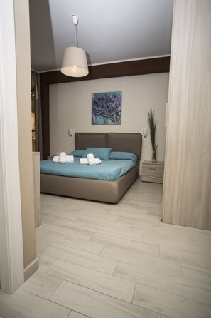 Quarto casal luxo | Roupas de cama premium, escrivaninha, quartos à prova de som