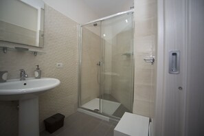 Quarto quádruplo | Roupas de cama premium, escrivaninha, quartos à prova de som