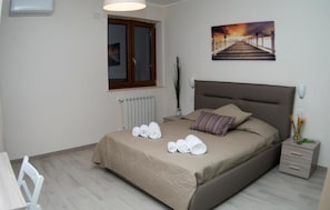 Quarto casal | Roupas de cama premium, escrivaninha, quartos à prova de som