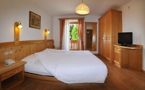 Kahden hengen huone (yksi tai kaksi sänkyä) | Työpöytä, ilmaiset vauvansängyt, ilmainen Wi-Fi, vuodevaatteet