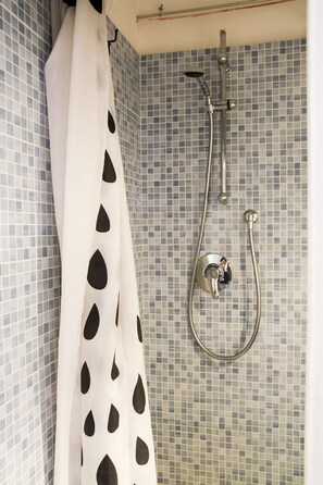 Apartment, 1 Bedroom | Bathroom | Shower, rainfall showerhead, free toiletries, towels - Studio 22 (Florence)