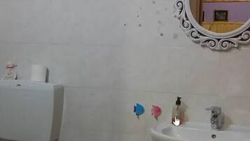 Family Room, Connecting Rooms | Bathroom | Shower, hair dryer, bidet, towels