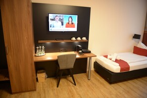 Caja de seguridad en la habitación y escritorio 