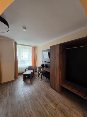 Habitación clásica doble | Caja fuerte, escritorio, camas supletorias y wifi gratis