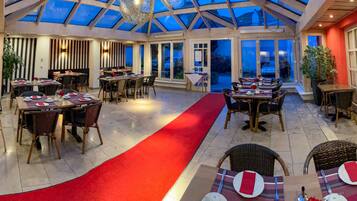 Se ofrece un desayuno bufé (10 EUR por persona)