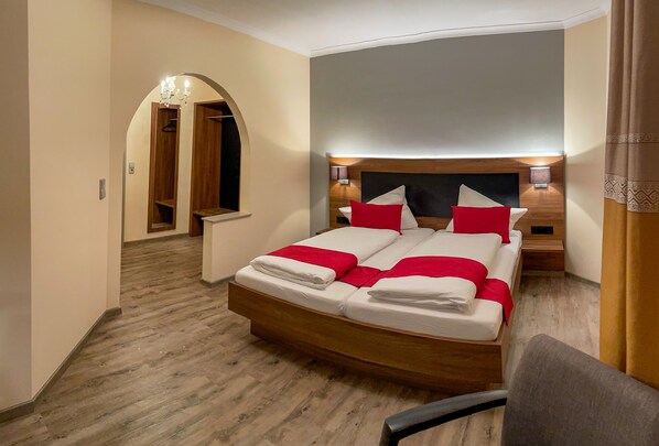 Habitación doble clásica | Caja de seguridad en la habitación, escritorio y camas extra 