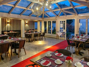 Desayuno buffet (EUR 10 por persona) 