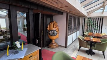 TĂ€gliches FrĂŒhstĂŒcksbuffet (10 EUR pro Person)