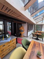 Desayuno buffet diario (EUR 10 por persona)