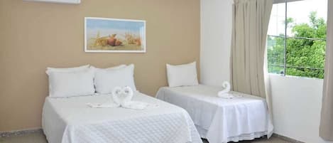 Driepersoonskamer | Een minibar, een bureau, een strijkplank/strijkijzer, gratis wifi