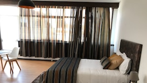 City Studio, Terrace | Blackout drapes, iron/ironing board, bed sheets - Aliados In (Porto)