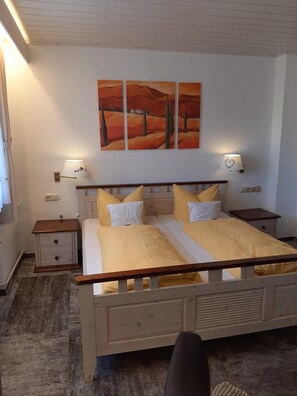 Desk, free cribs/infant beds, rollaway beds, free WiFi - Hotel Irene (Bad Konig)