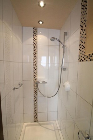 Douche, articles de toilette gratuits, sèche-cheveux