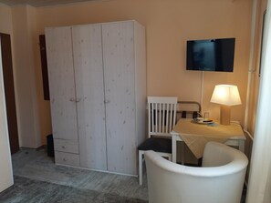 Meja kerja, tempat tidur bayi gratis, dan tempat tidur lipat/tambahan